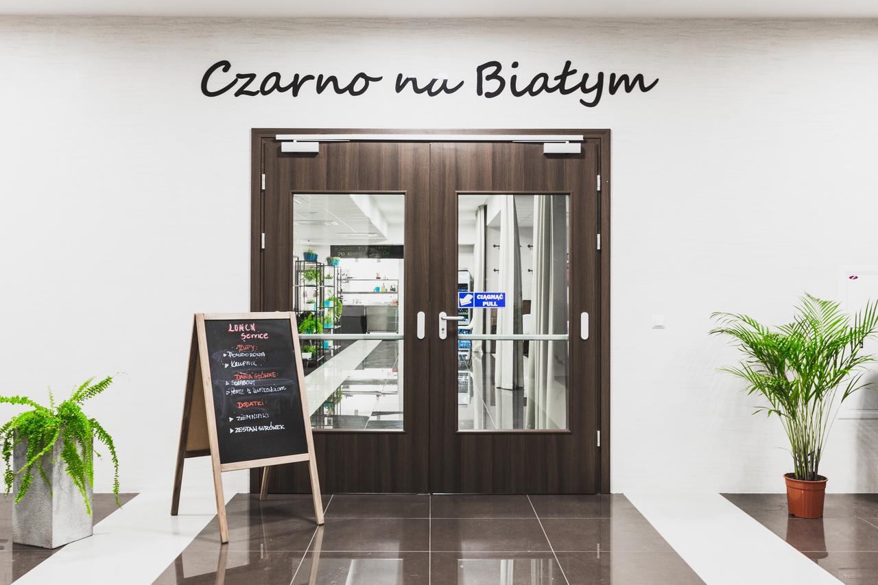 Отель Czarno Na Bialym Краков Экстерьер фото